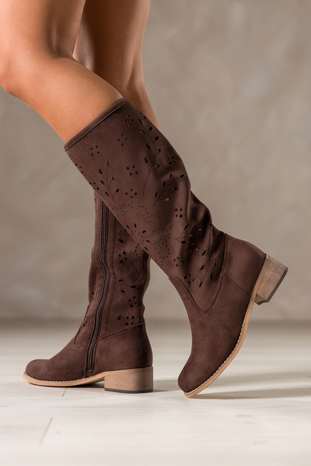 Czekoladowe kozaki damskie z ażurową cholewką Carla MH403K