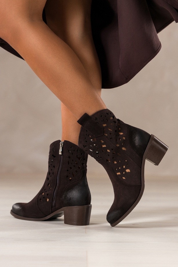 Czekoladowe botki skórzane damskie kowbojki ażurowe na ściętym obcasie wycięta cholewka PRODUKT POLSKI Casu 6605-7