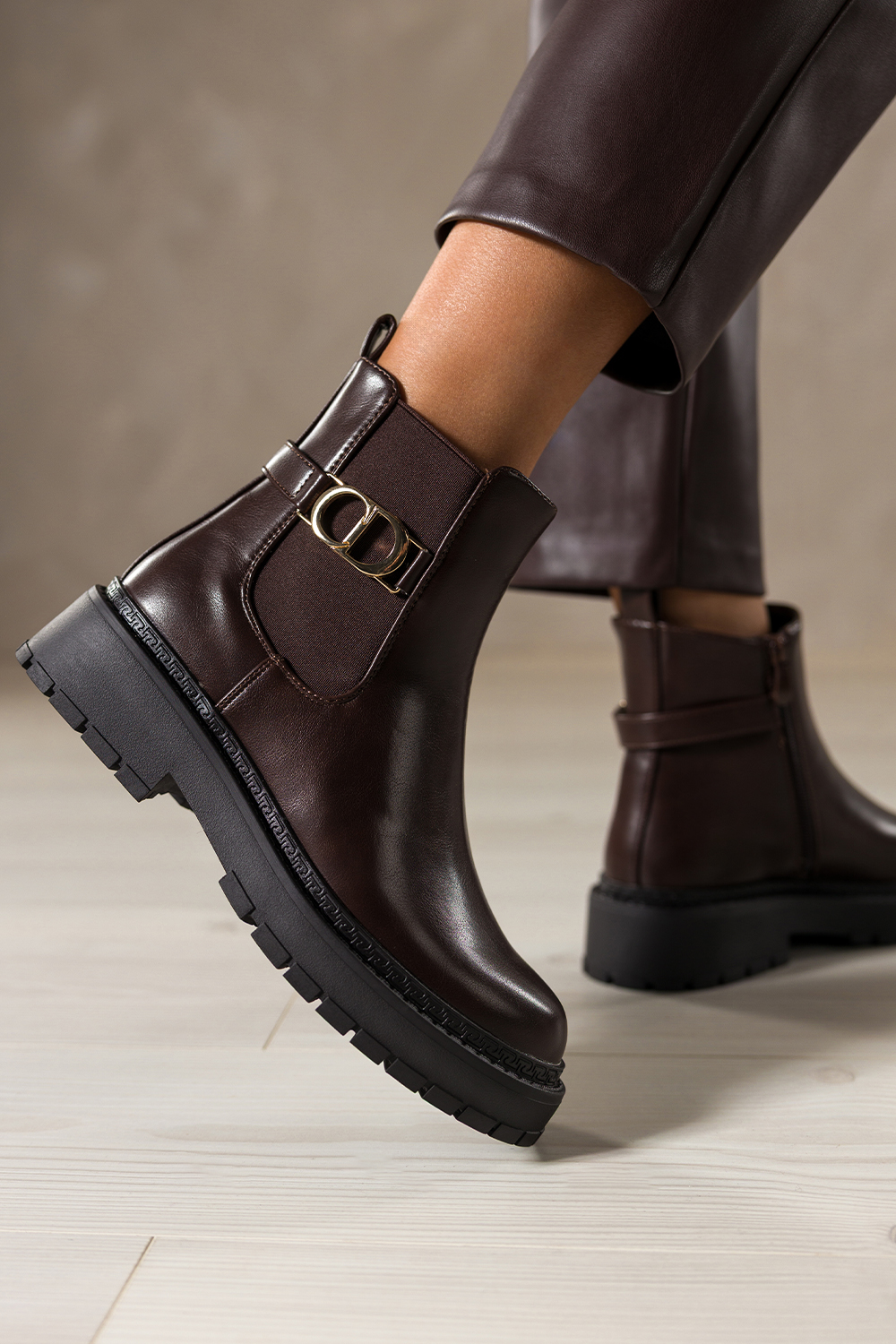 Czekoladowe botki damskie na bieżnikowanej platformie guma w cholewce pasek ze złotą ozdobą Casu YN