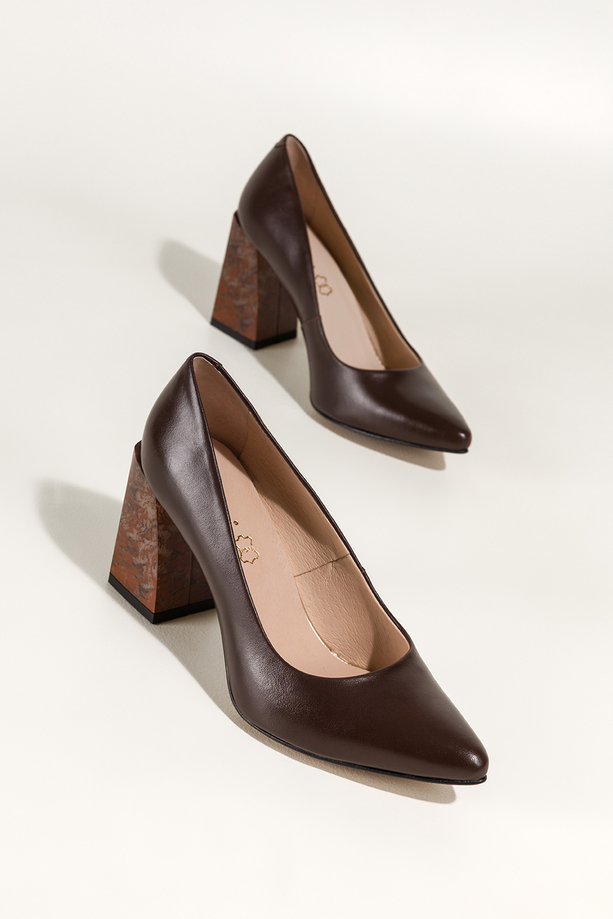 Czekoladowe czółenka skórzane damskie na ozdobnym szerokim klocku z wzorem PRODUKT POLSKI Casu 6906-704