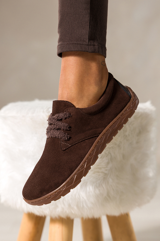 Czekoladowe buty barefoot skórzane zamszowe damskie szerokie na elastycznej płaskiej podeszwie puszyste sznurówki PRODUKT POLSKI Casu 89811