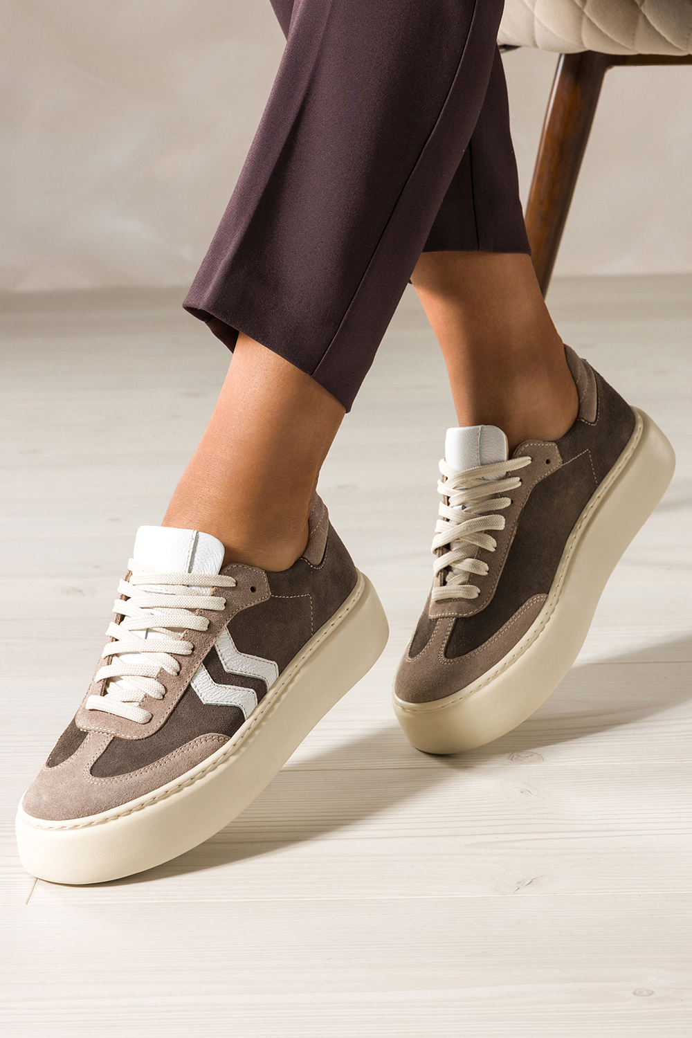 Brązowe sneakersy skórzane damskie buty sportowe na platformie z białymi i beżowymi wstawkami sznur