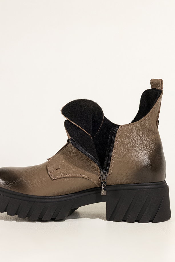 Ciemnobeżowe botki skórzane damskie na bieżnikowanej platformie z wyciętą cholewką guma na przodzie stalowa ozdoba PRODUKT POLSKI Casu 39456