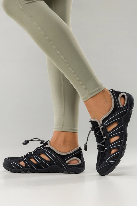 Czarne sandały trekkingowe damskie na bieżnikowanej podeszwie z regulowaną elastyczną sznurówką zakryta pięta Casu 2407-1W