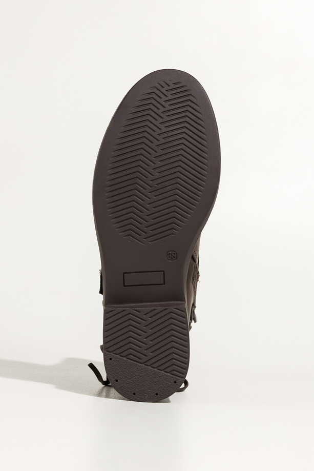 Czekoladowe botki damskie niski szeroki obcas marszczona cholewka z ozdobnym wiązaniem Casu 72414-7