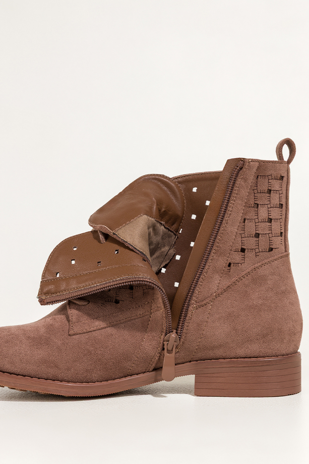 Brązowe botki damskie płaskie ażurowa cholewka sznurowane Carla S7474-6