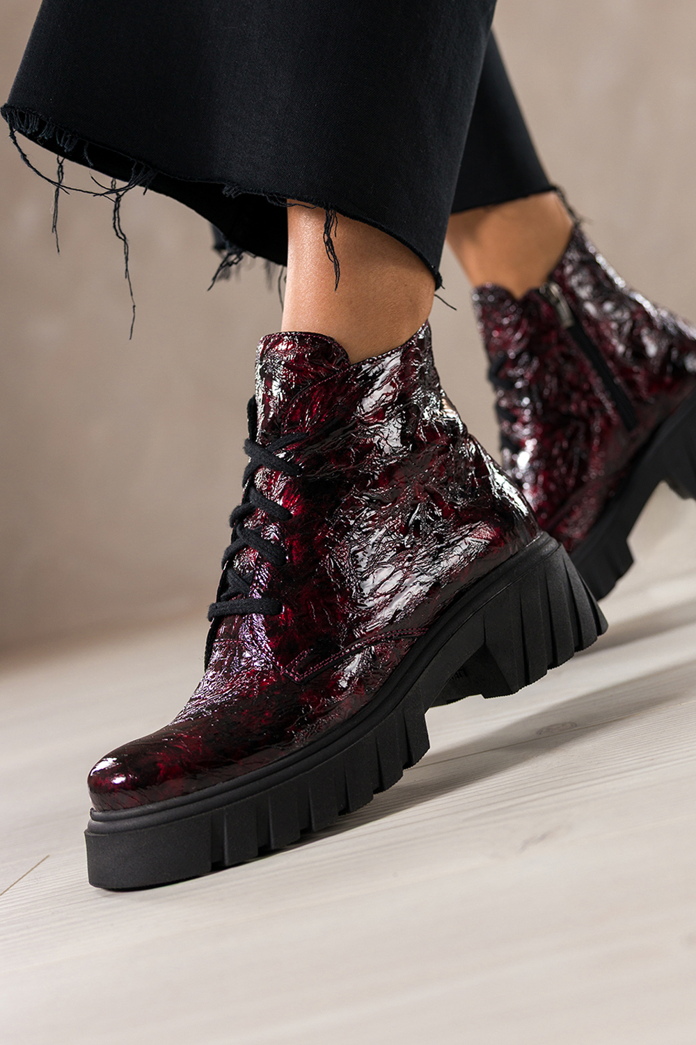 Bordowe botki skrzane damskie lakierowane z wzorem bienikowana platforma sznurowane PRODUKT POLSK