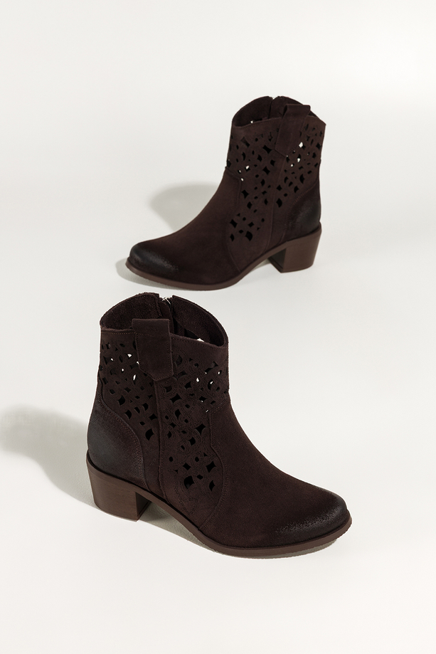 Czekoladowe botki skórzane damskie kowbojki ażurowe na ściętym obcasie wycięta cholewka PRODUKT POLSKI Casu 6605-7