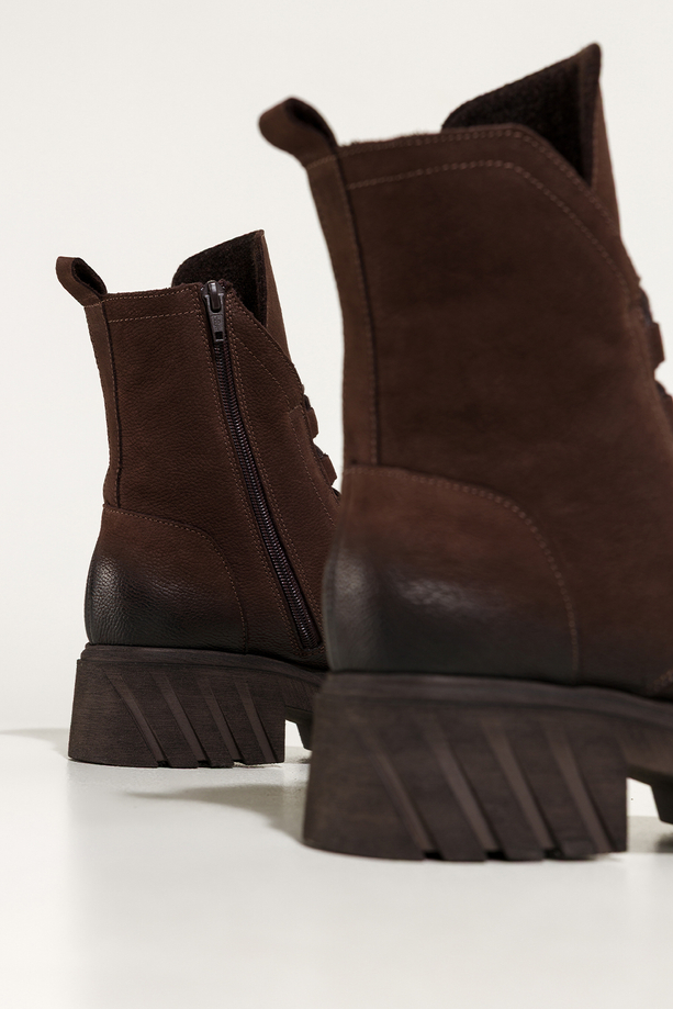 Czekoladowe botki skórzane damskie nubukowe workery z efektownym językiem na bieżnikowanej czekoladowej podeszwie sznurowane PRODUKT POLSKI Casu 8149