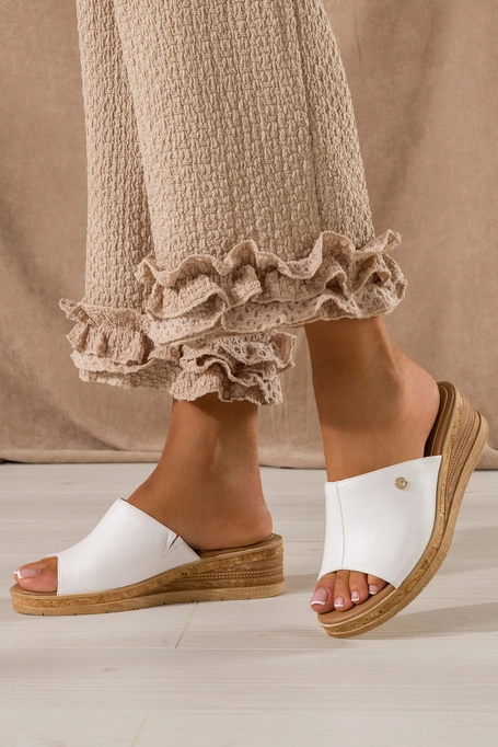 Białe klapki damskie Sergio Leone zabudowane na koturnie złota ozdoba skórzana wkładka KL191-CA