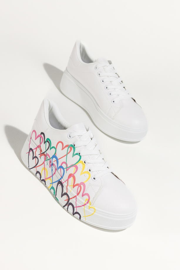Białe sneakersy damskie buty sportowe na platformie z kolorowymi sercami sznurowane Casu YL-869