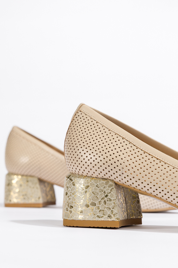 Beżowe czółenka skórzane damskie ażurowe na klocu z ozdobą  PRODUKT POLSKI Casu 02207-535-2731