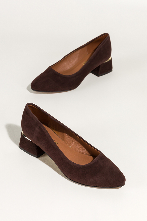 Czekoladowe czółenka skórzane damskie na klocu ze złotym akcentem PRODUKT POLSKI Casu 6881