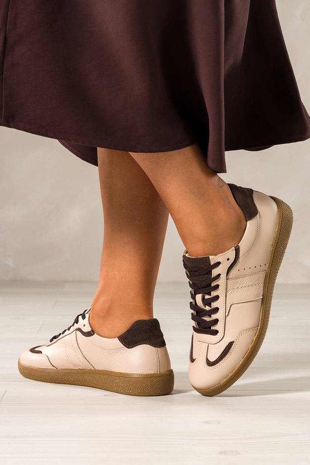 Beżowe sneakersy skórzane damskie buty sportowe na elastycznej podeszwie czekoladowe wstawki sznurowane PRODUKT POLSKI Casu M8714