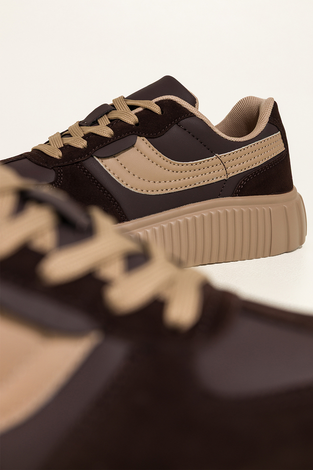Czekoladowe sneakersy damskie buty sportowe na beżowej platformie sznurowane beżowe wstawki Carla OCX-1375