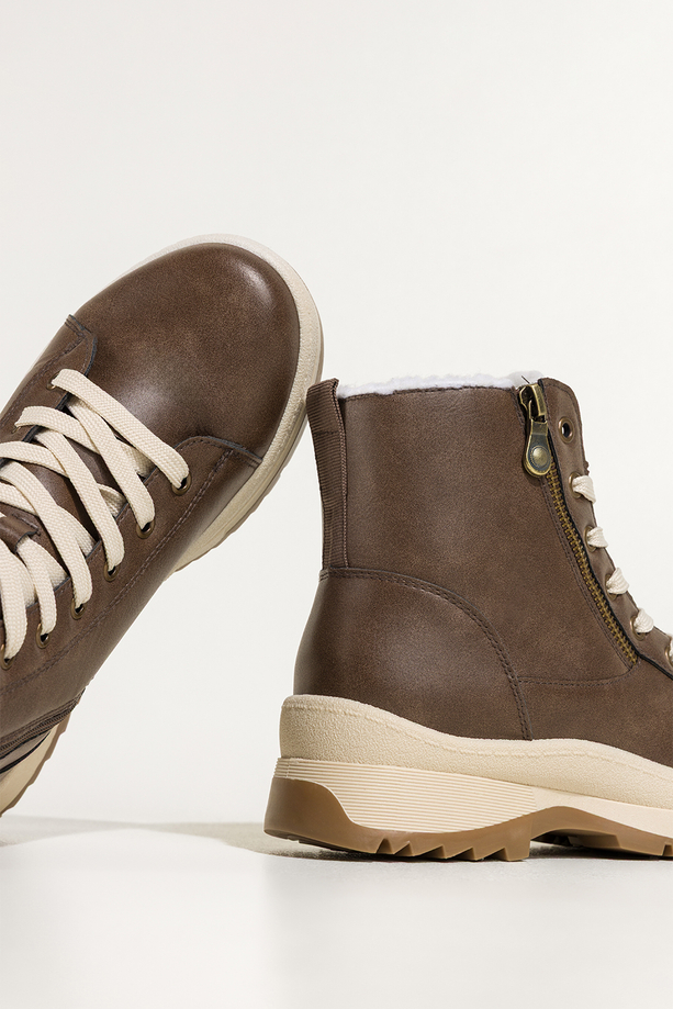 Brązowe botki damskie na bieżnikowanej elastycznej platformie ozdobny zamek na cholewce sznurowane Casu 1912-6