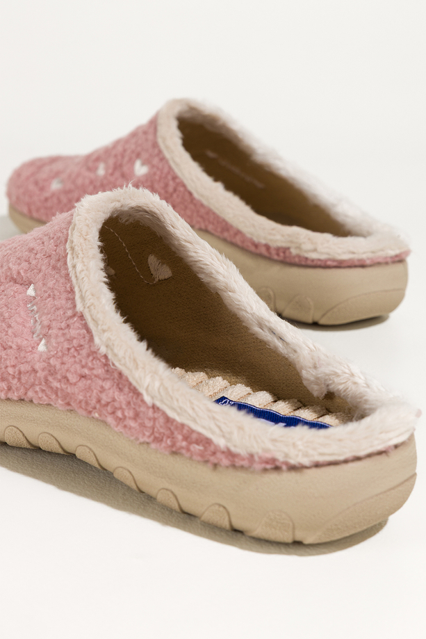 Różowe kapcie damskie Inblu obuwie domowe z materiału typu baranek ozdobione sercami VG999966