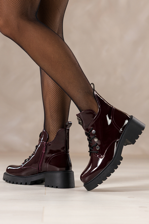 Bordowe botki damskie lakierowane na bieżnikowanej platformie ozdobny owad na języku sznurowane Casu NW2399-6