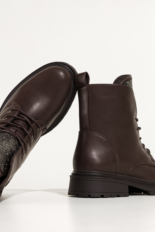 Czekoladowe botki damskie na żłobionej platformie język z cyrkoniami sznurowane Casu EH763-92