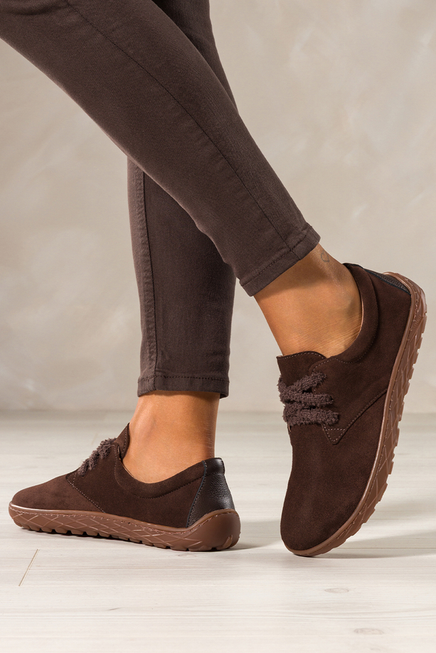 Czekoladowe buty barefoot skórzane zamszowe damskie szerokie na elastycznej płaskiej podeszwie puszyste sznurówki PRODUKT POLSKI Casu 89811