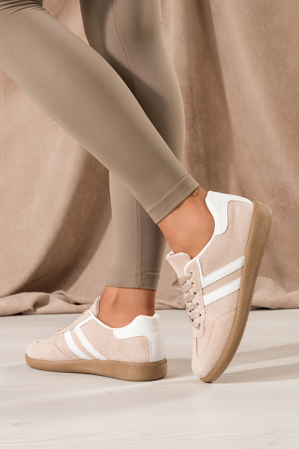 Beżowe sneakersy damskie buty sportowe na elastycznej płaskiej podeszwie podwójne sznurówki białe wstawki Casu B-6610