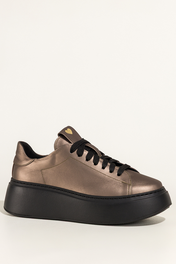 Metaliczne sneakersy skórzane damskie buty sportowe na platformie złote serce na języku sznurowane PRODUKT POLSKI Casu 8201