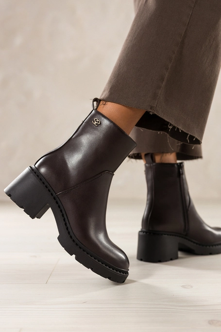 Czekoladowe botki damskie Sergio Leone na bieżnikowanej podeszwie stalowa ozdoba na cholewce YG74869