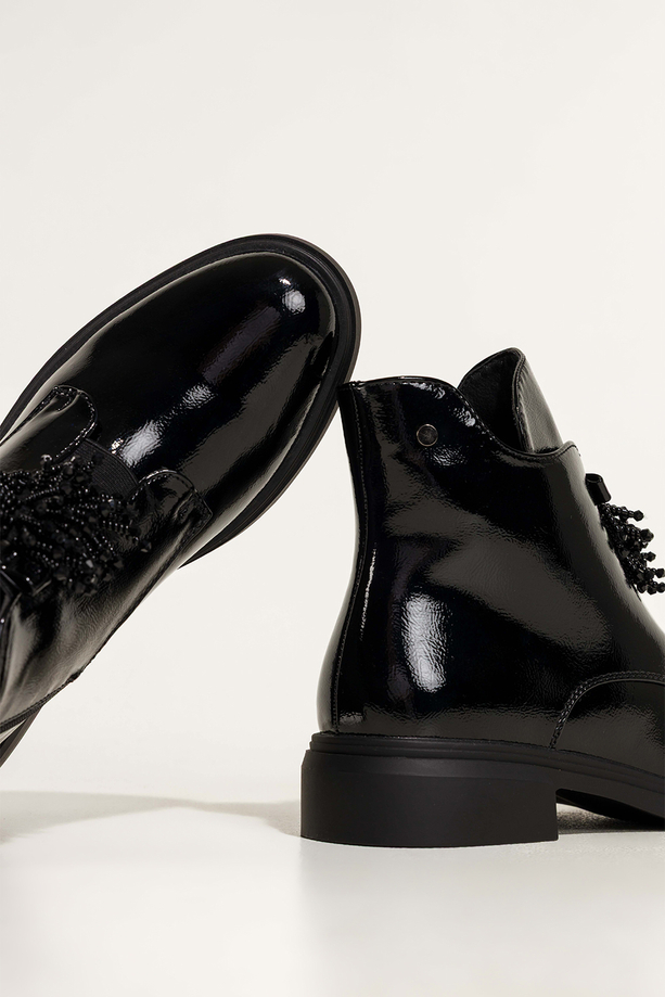 Czarne botki damskie lakierowane na szerokim klocku z kokardą i kryształkami wycięcia po bokach Casu BC24X9-B