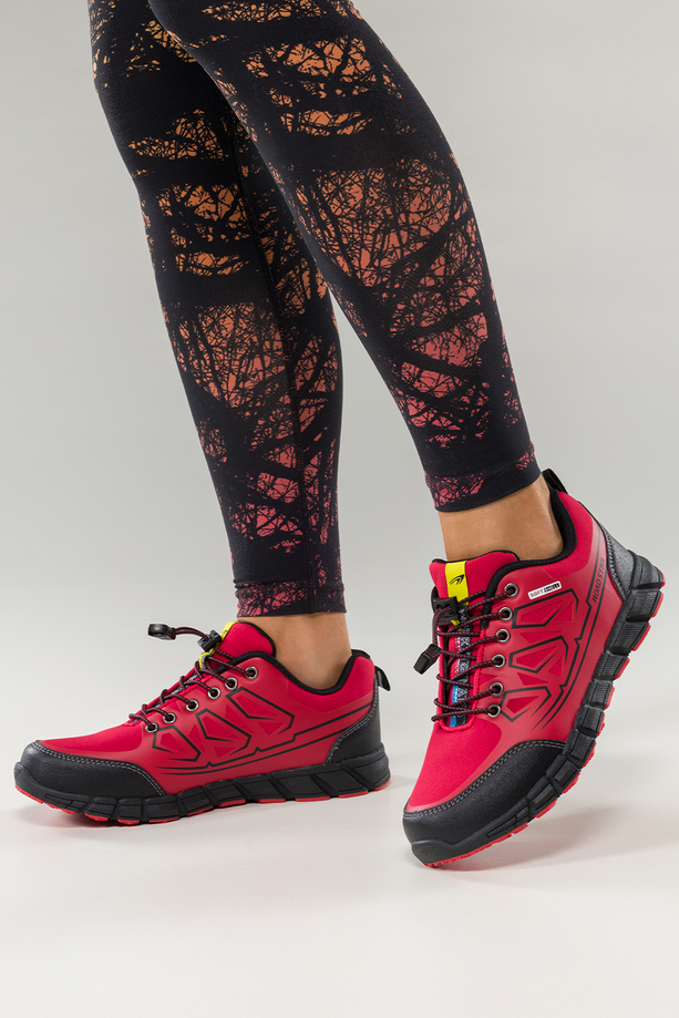 Czerwone buty trekkingowe damskie buty sportowe na bieżnikowanej podeszwie z regulowaną elastyczną sznurówką czarne wstawki softshell Casu 2309-3W