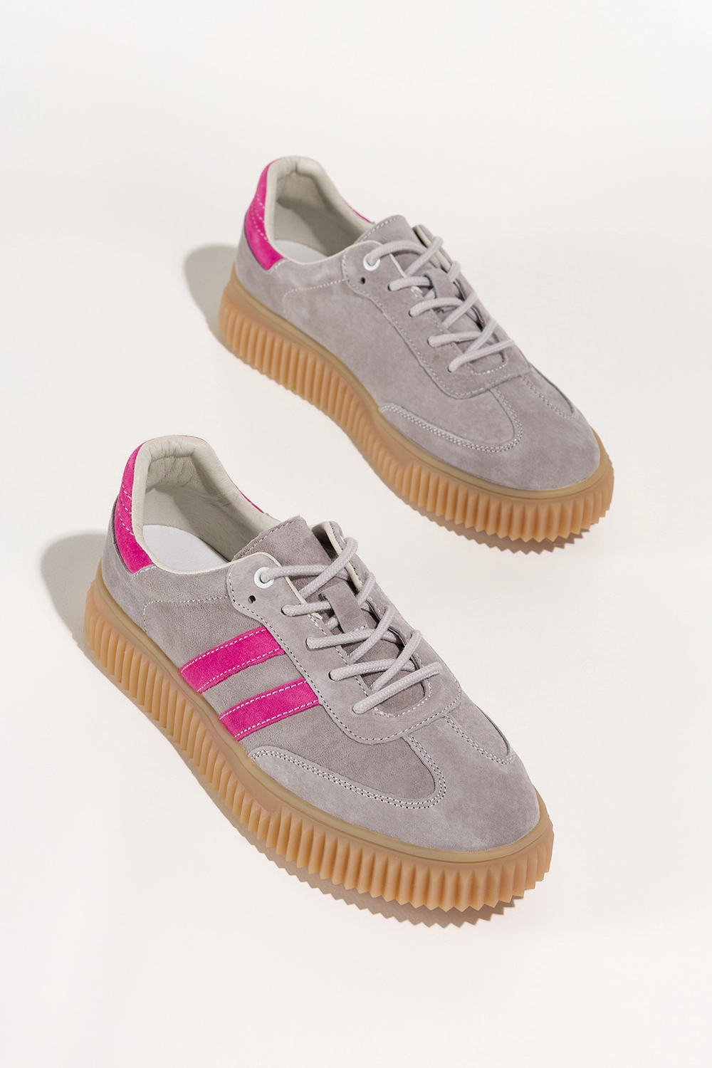 Szare sneakersy skórzane damskie buty sportowe na beżowej
