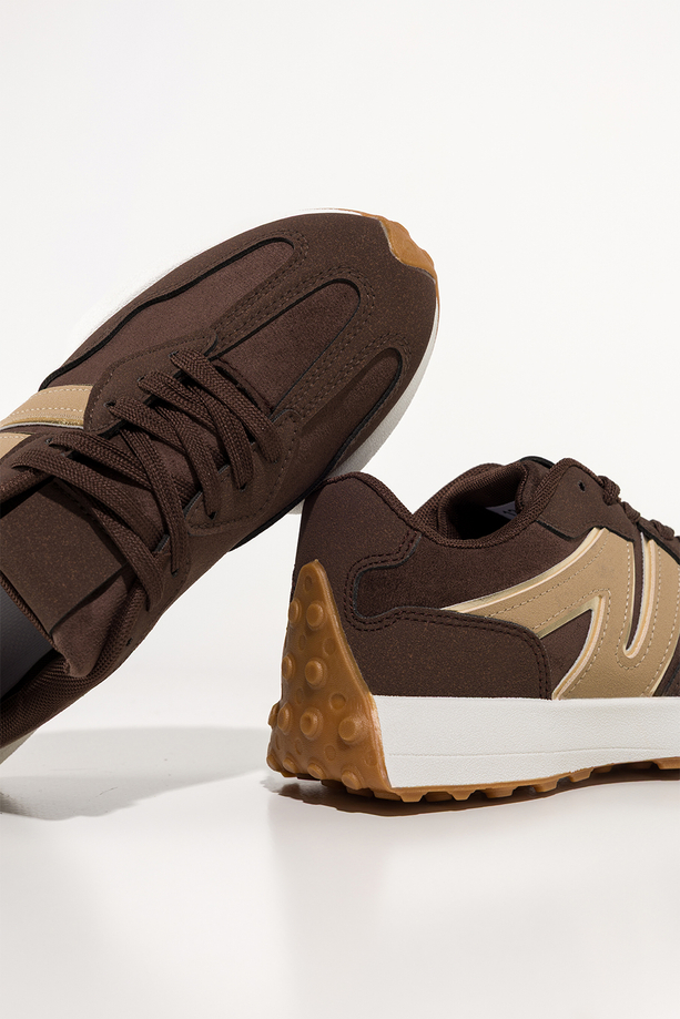 Brązowe sneakersy damskie na białej platformie beżowe i złote wstawki sznurowane Casu 8786