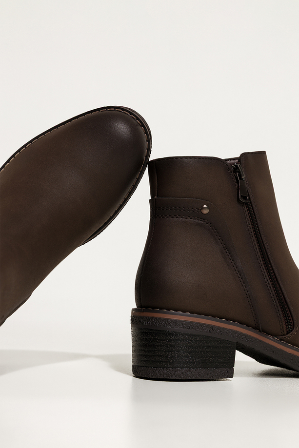 Czekoladowe botki damskie na klocku ozdobny zamek na cholewce Casu D721-7