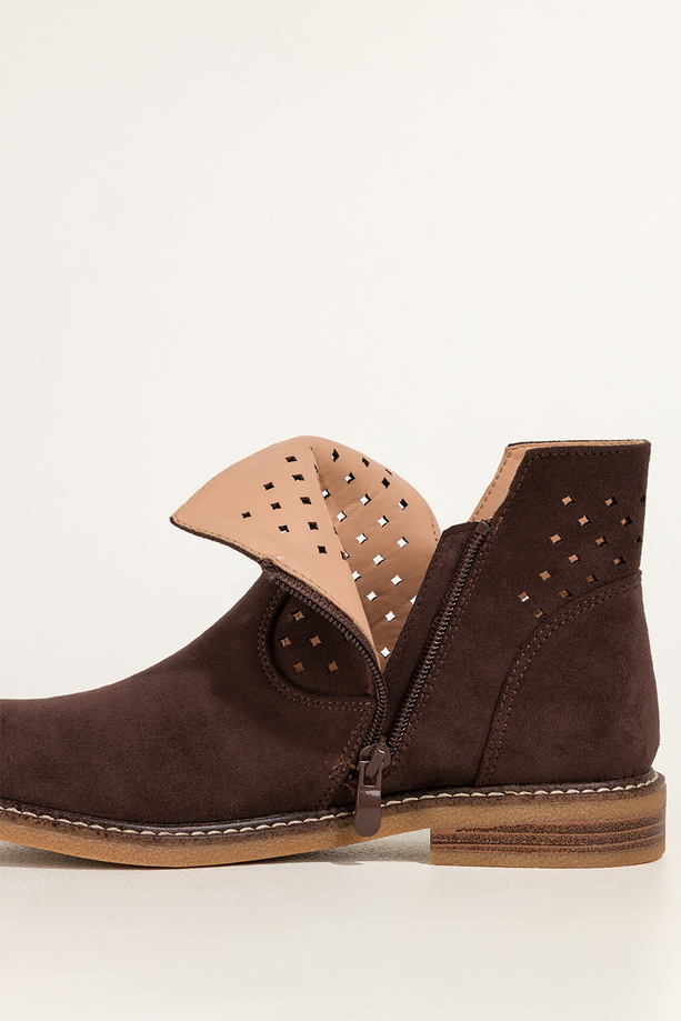 Czekoladowe botki damskie ażurowe na płaskiej podeszwie z przeszyciami wycięta cholewka Carla Z7094-8