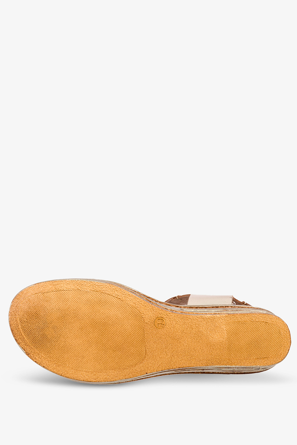 Złote sandały skórzane damskie błyszczące na ozdobnym koturnie PRODUKT POLSKI Casu 40159