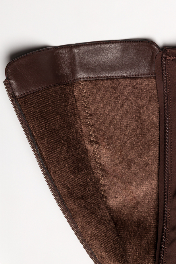 Czekoladowe kozaki damskie na klocku elastyczna cholewka pasek ze stalową ozdobą Casu D728-7