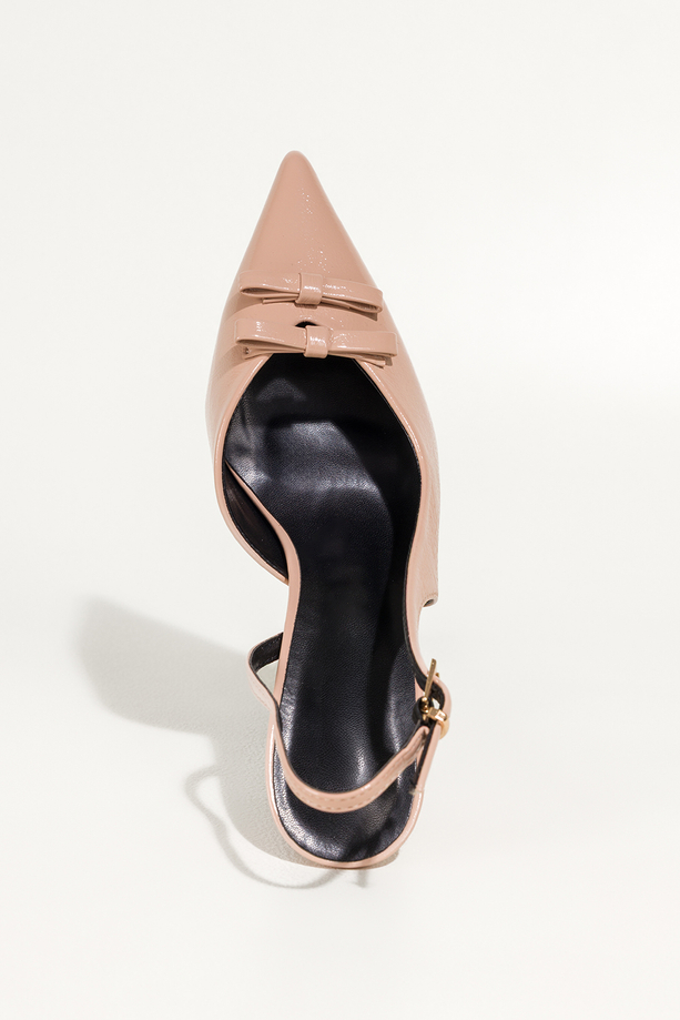 Beżowe czółenka damskie lakierowane szpilki z odkrytą piętą obcas kieliszek kokardki na cholewce Carla 496-66