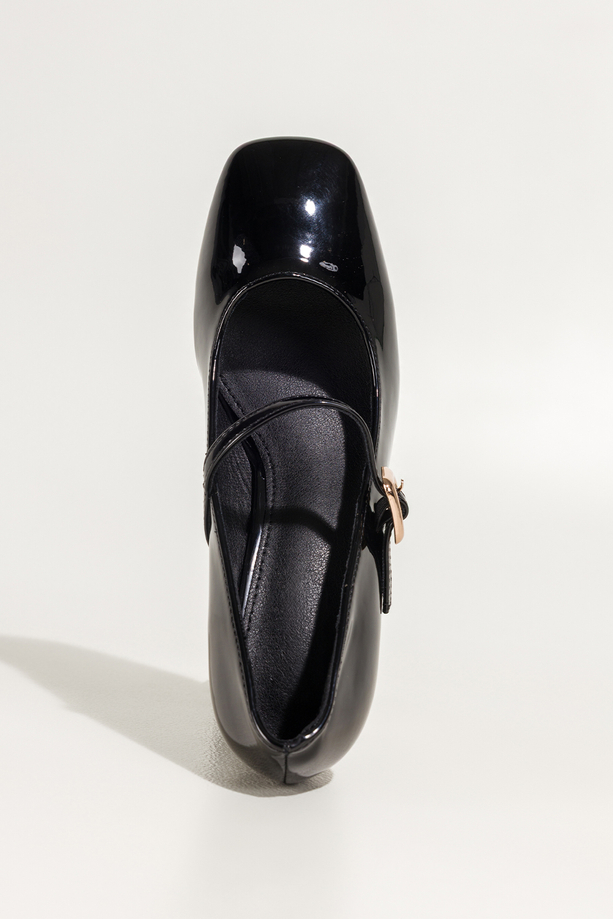 Czarne czółenka damskie na słupku lakierowane Mary Jane z paskiem Carla ZR94