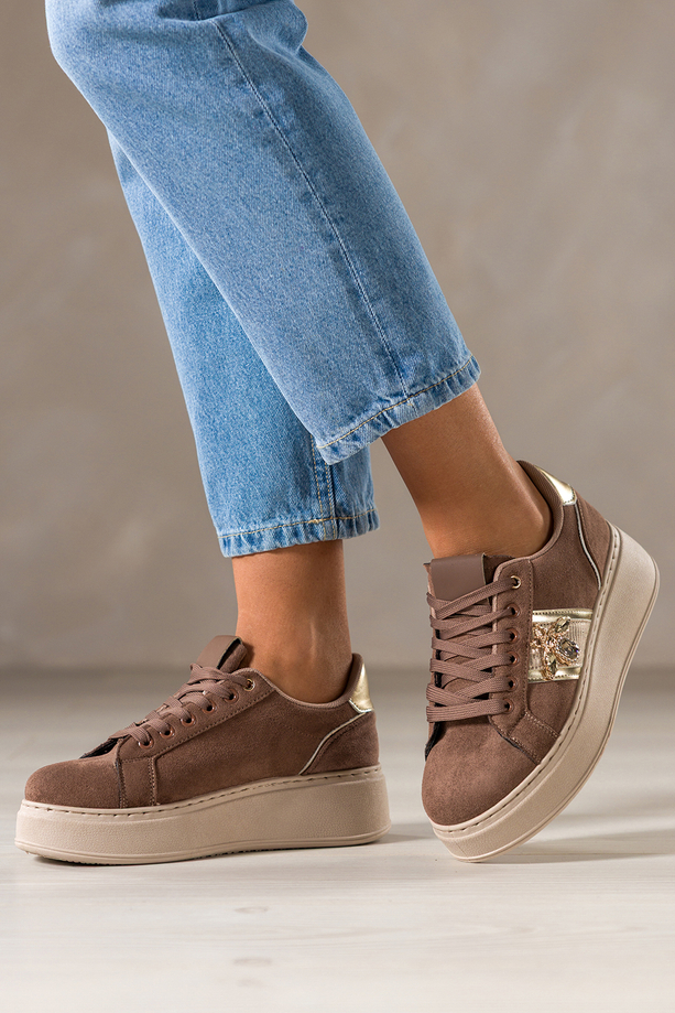Brązowe sneakersy damskie buty sportowe na beżowej platformie złote dodatki owad z kryształkami sznurowane Carla X6067