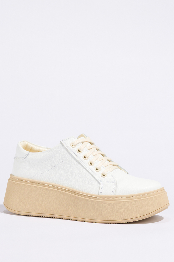 Białe sneakersy skórzane damskie creepersy sznurowane na beżowej platformie PRODUKT POLSKI Casu 516