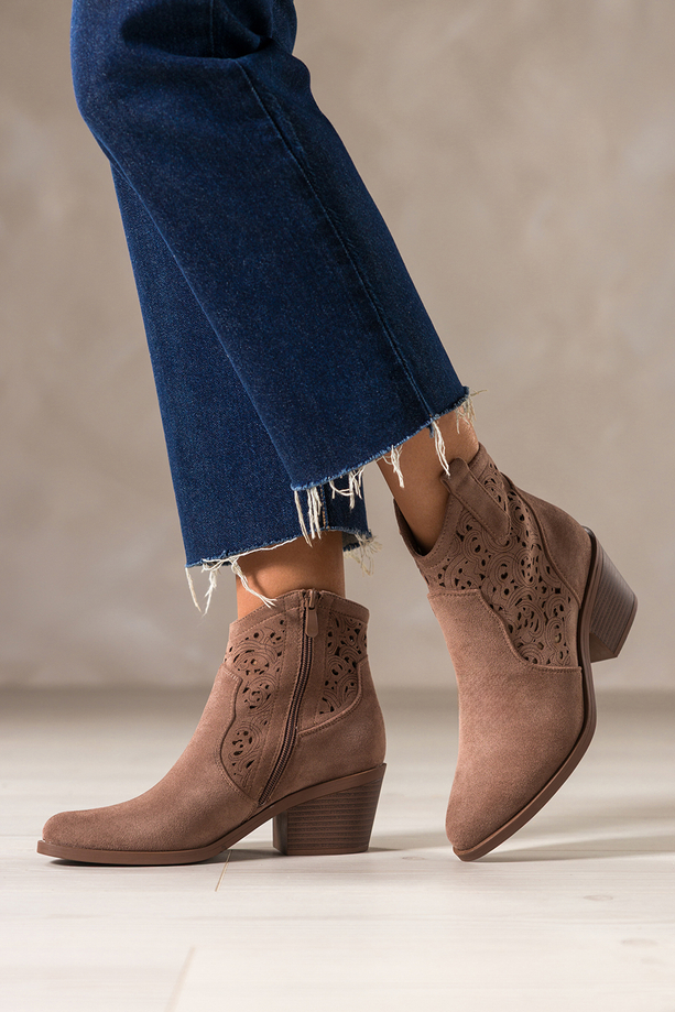Brązowe botki damskie kowbojki ścięty obcas klocek ażurowa cholewka Carla S7477-6