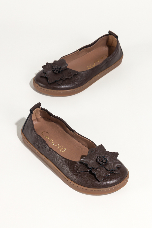 Czekoladowe baleriny barefoot skórzane damskie z kwiatem szerokie na elastycznej podeszwie PRODUKT POLSKI Casu 89794