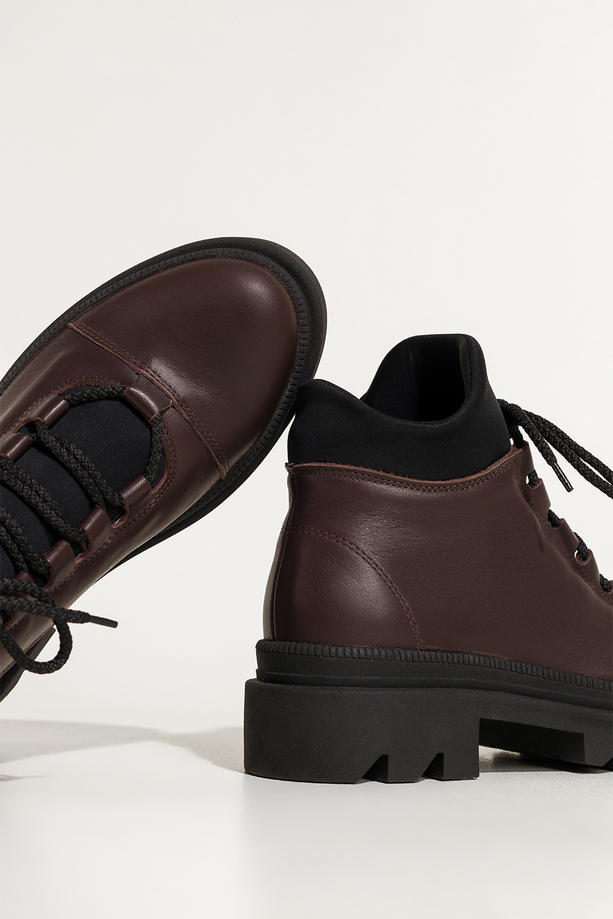 Czekoladowe botki skórzane damskie na bieżnikowanej podeszwie sznurowane PRODUKT POLSKI Casu A099