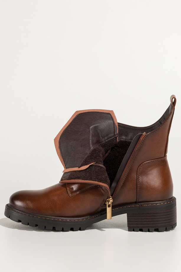 Brązowe botki damskie z wyciętą cholewką na bieżnikowanej podeszwie brązowa ozdoba na języku Casu CB340-7