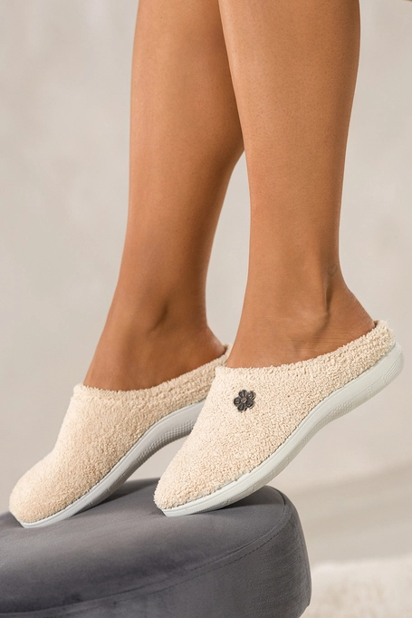 Beżowe kapcie damskie Inblu obuwie domowe ozdobny stalowy kwiatek VX689899