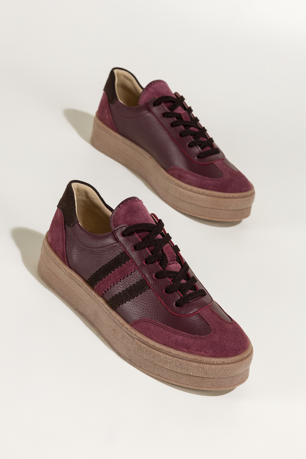 Bordowe sneakersy skórzane damskie buty sportowe na bezowej platformie czekoladowe wstawki sznurowane PRODUKT POLSKI Casu M8765