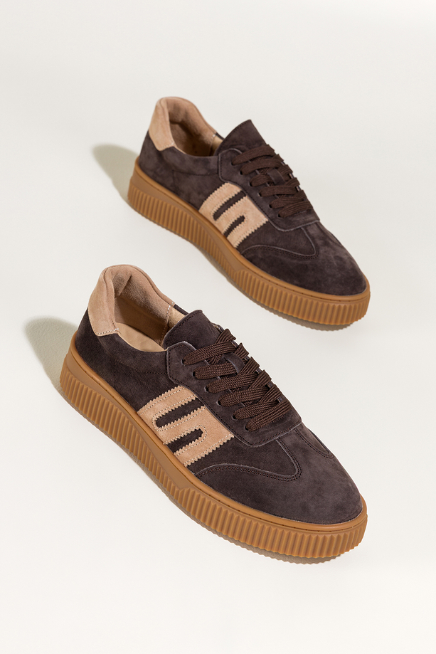 Czekoladowe sneakersy skórzane damskie buty sportowe na żłobionej beżowej platformie beżowe wstawki sznurowane Carla TW-OC8925