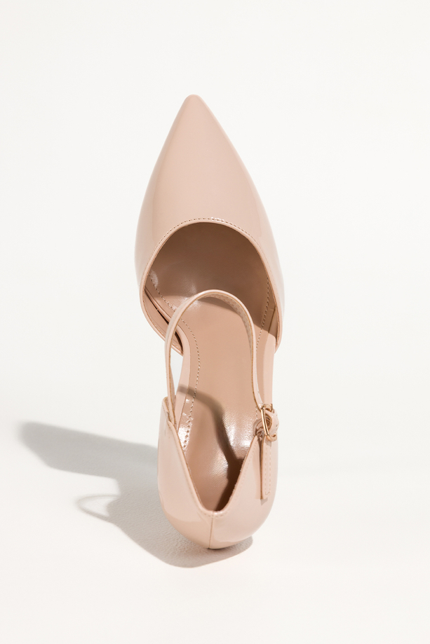 Beżowe czółenka damskie szpilki lakierowane Carla 013