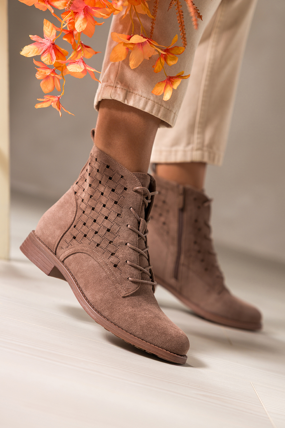 Br�zowe botki damskie p�askie a�urowa cholewka sznurowane Carla S7474-6