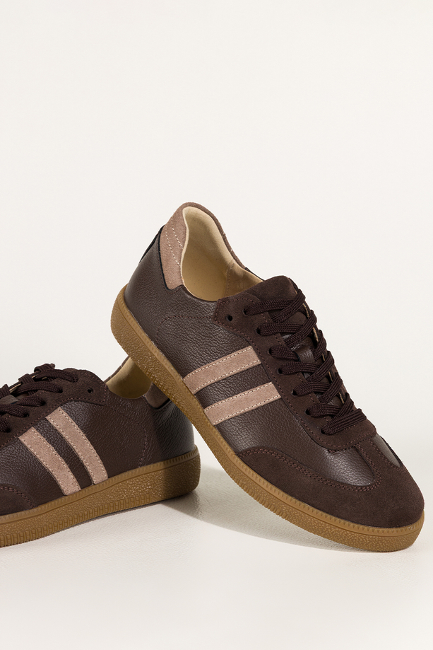 Czekoladowe sneakersy skórzane damskie buty sportowe na elastycznej podeszwie beżowe wstawki sznurowane PRODUKT POLSKI Casu M8931