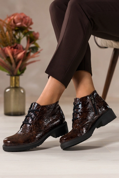 Brązowe botki skórzane damskie lakierowane z wzorem sznurowane PRODUKT POLSKI Casu 444